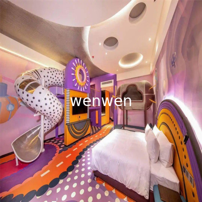 تجربه ای جدید از اقامت والدین و کودکان را باز کنید. جذابیت تجهیزات اسلاید در اتاق والدین و کودکان هتل