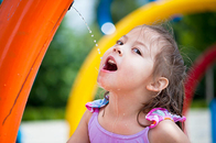 سرسره های استخر آبی فایبرگلاس کودکان در پارک آبی تفریحی